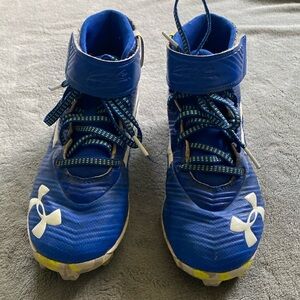 Youth Under armour Cleats. Size 2Y. Preowned